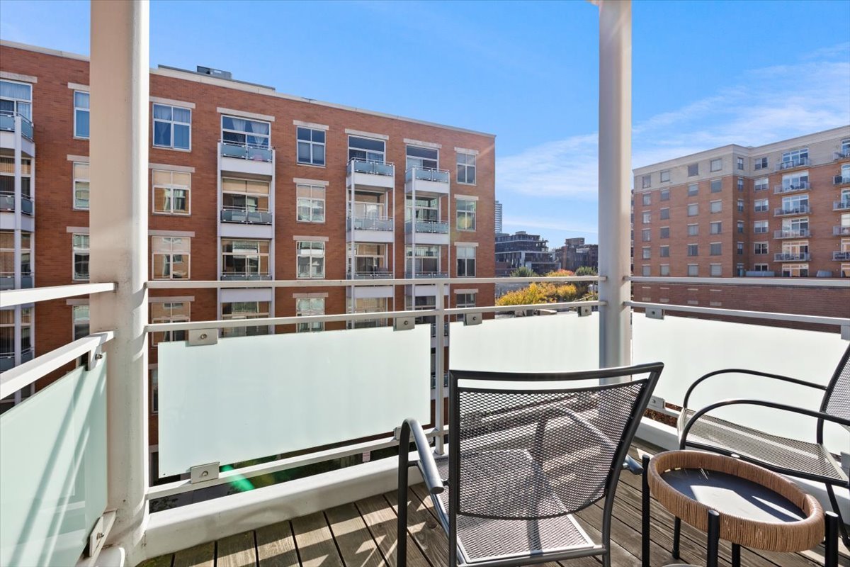 949 West Madison Street, Unit 406 Chicago, IL 60607 - Photo 14 of 16 a view of a balcony with chairs