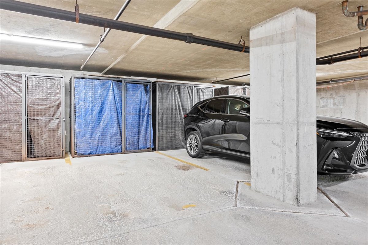 949 West Madison Street, Unit 406 Chicago, IL 60607 - Photo 15 of 16 a view of car garage