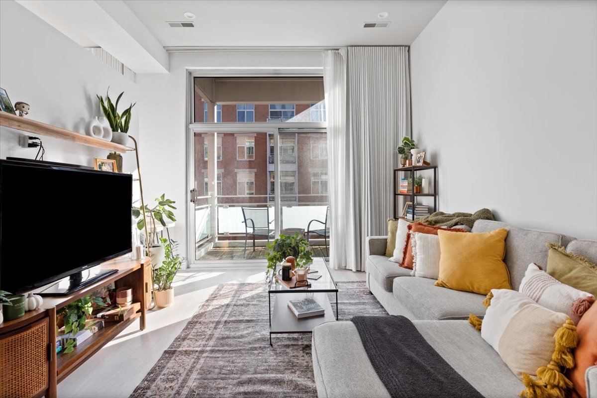 949 West Madison Street, Unit 406 Chicago, IL 60607 - Photo 4 of 16 a living room with furniture and a flat screen tv