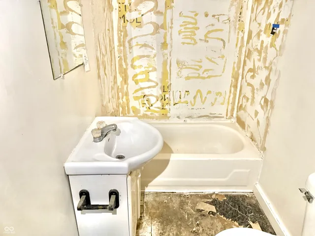 $84,900 | 2405 East 3rd Street, Anderson, IN 46012