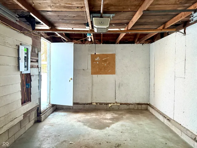 $84,900 | 2405 East 3rd Street, Anderson, IN 46012