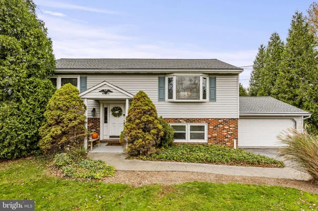 a front view of house with yard