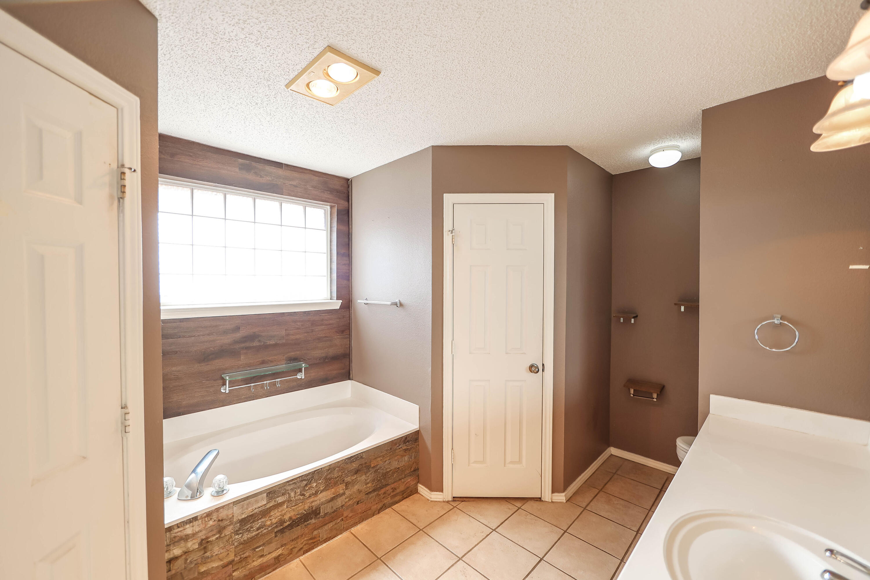 5807 89th Street Lubbock, TX 79424 - Photo 8 of 22 Regal Park Steal of a Home 15