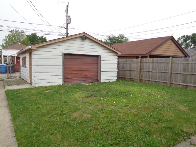 7237 South Ridgeway Avenue Chicago, IL 60629 - Photo 2 of 13 a backyard of a house with lots of green space