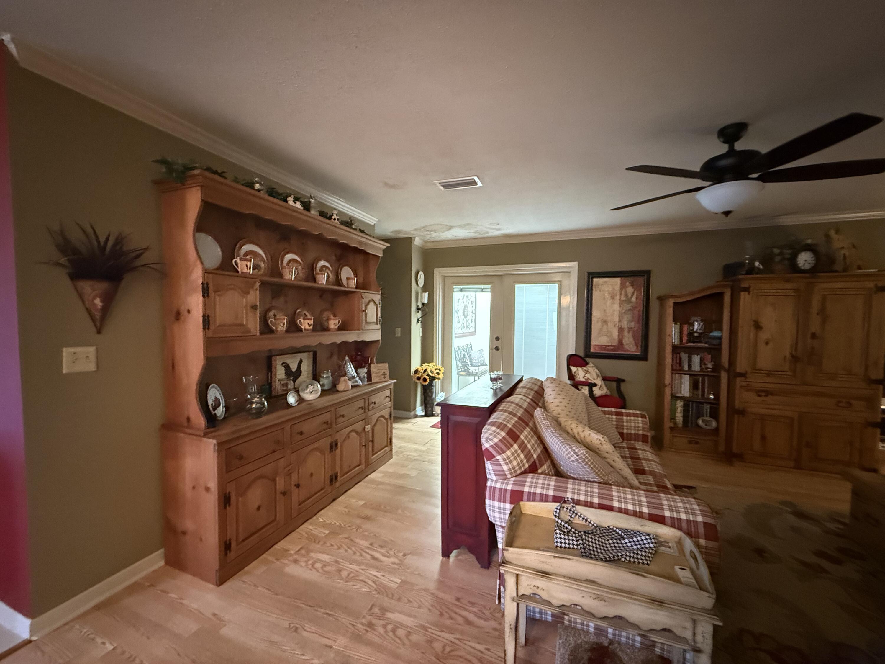 43 12th Avenue Shalimar, FL 32579 - Photo 8 of 17 a living room with furniture a rug and a window