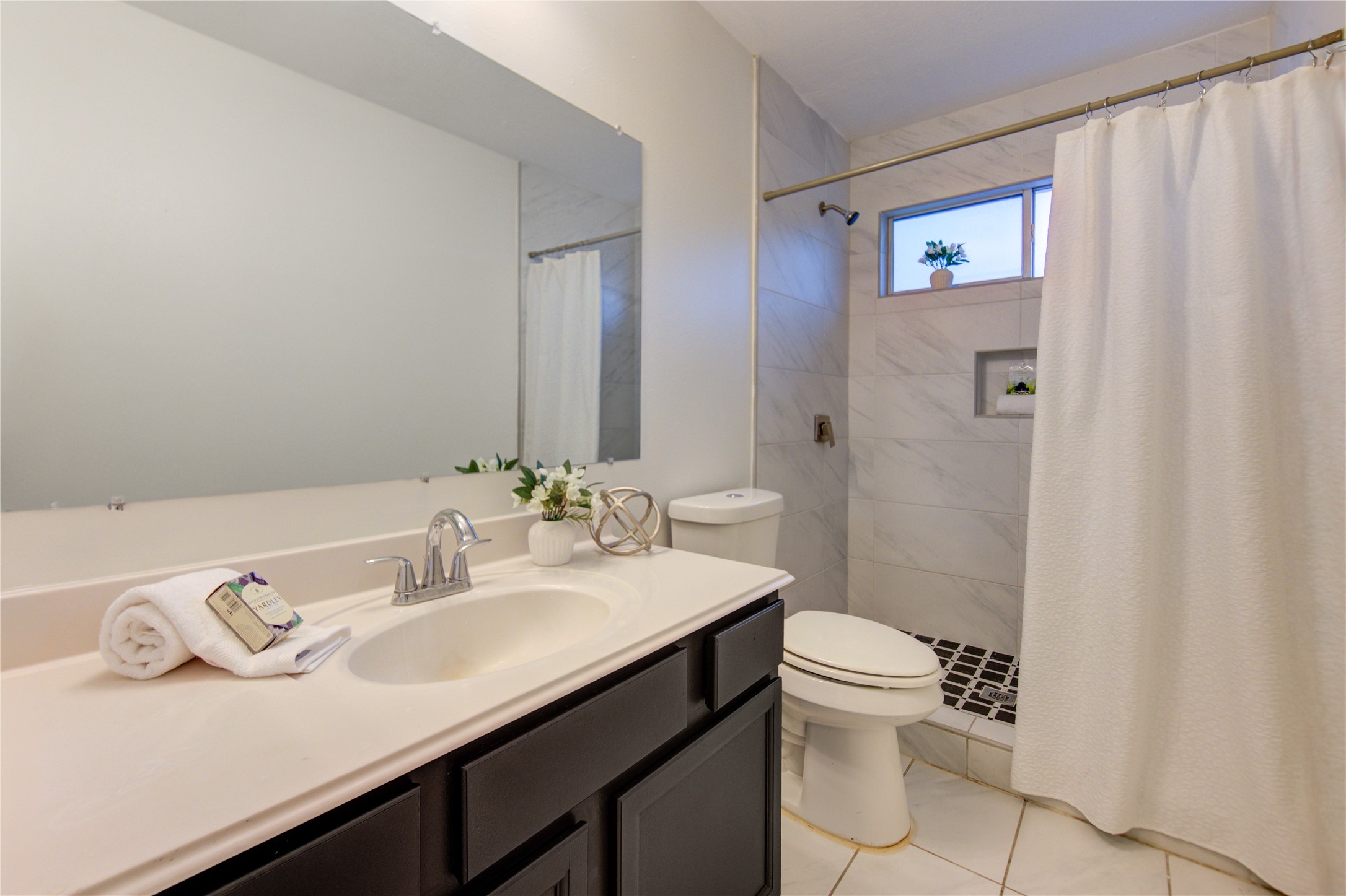 9926 Myrtle Field Lane Houston, TX 77044 - Photo 25 of 34 Full hall bath