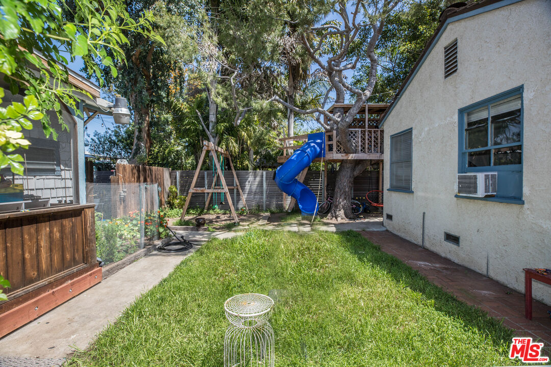 1341 Vienna Way Venice, CA 90291 - Photo 15 of 15 a view of a house with backyard