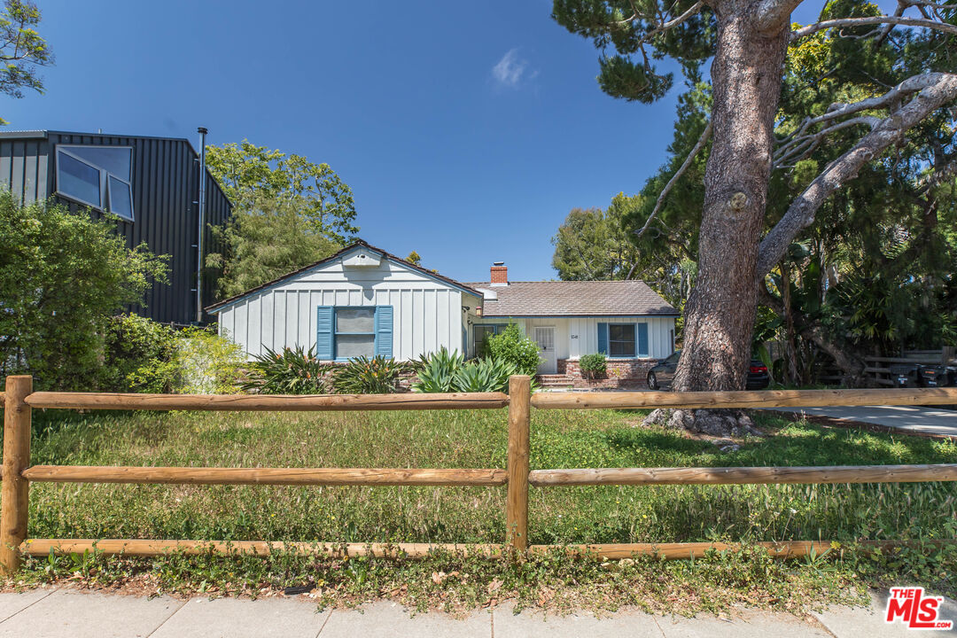 1341 Vienna Way Venice, CA 90291 - Photo 3 of 15 a front view of a house with a yard