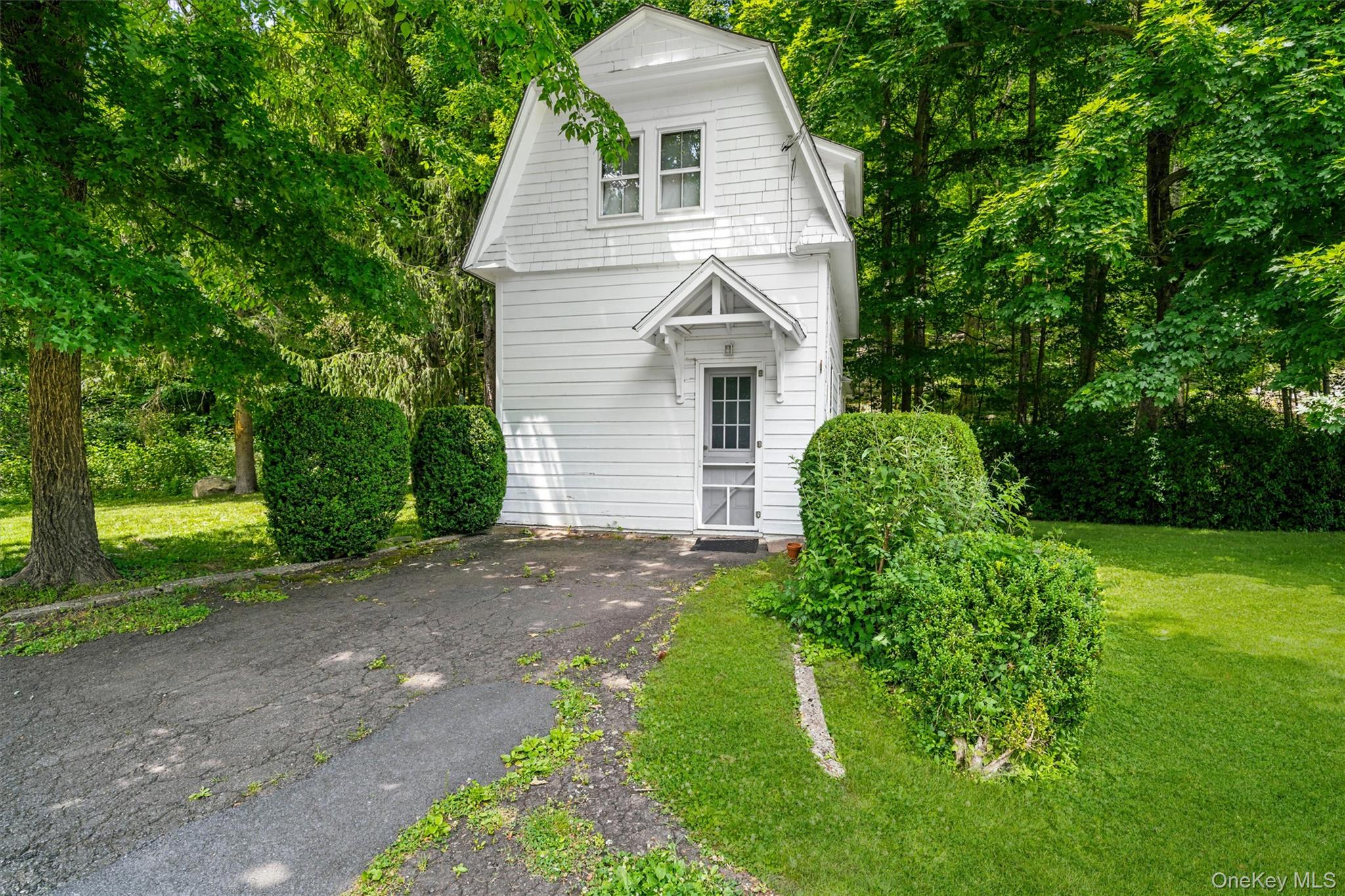 324 Haverstraw Road Suffern, NY 10901 - Photo 38 of 50 a front view of a house with garden