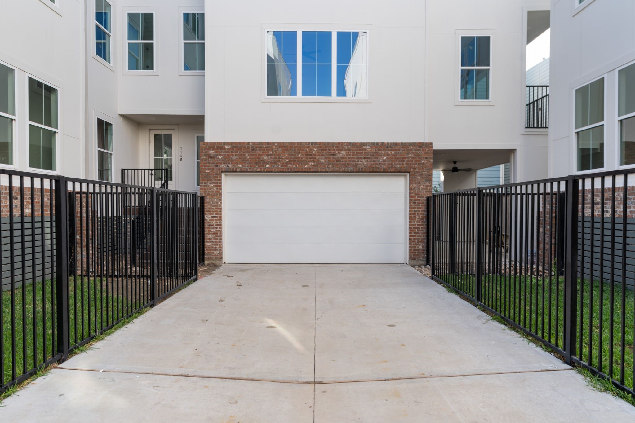 1140 West 16th Street Houston, TX 77008 - Photo 3 of 23 a view of entryway with a brick wall