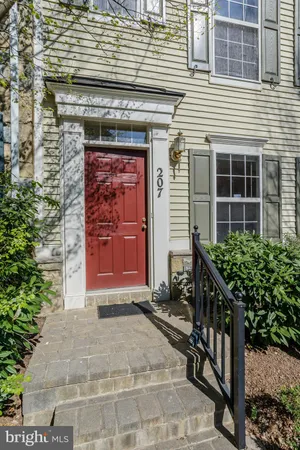 $3,300 | 207 Garden View Way, Rockville, MD 20850