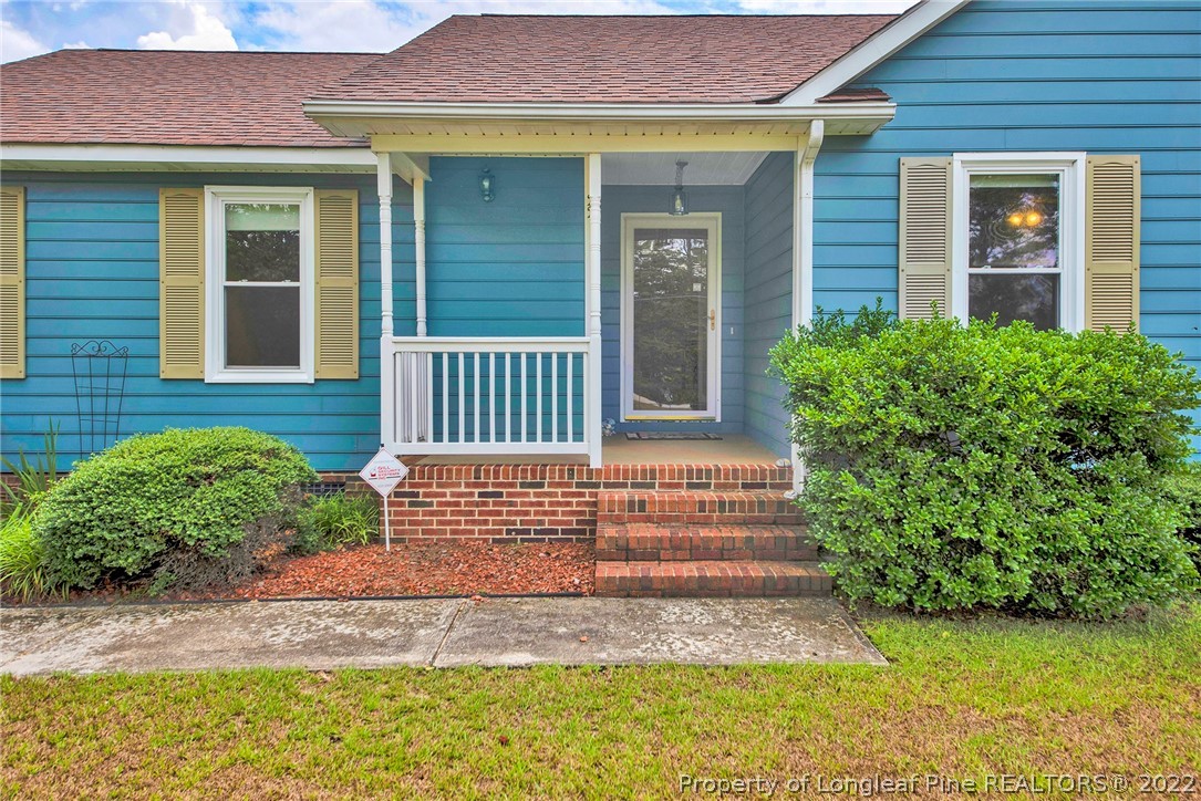 22 Woodridge Lane Cameron, NC 28326 - Photo 3 of 33 a front view of a house with garden