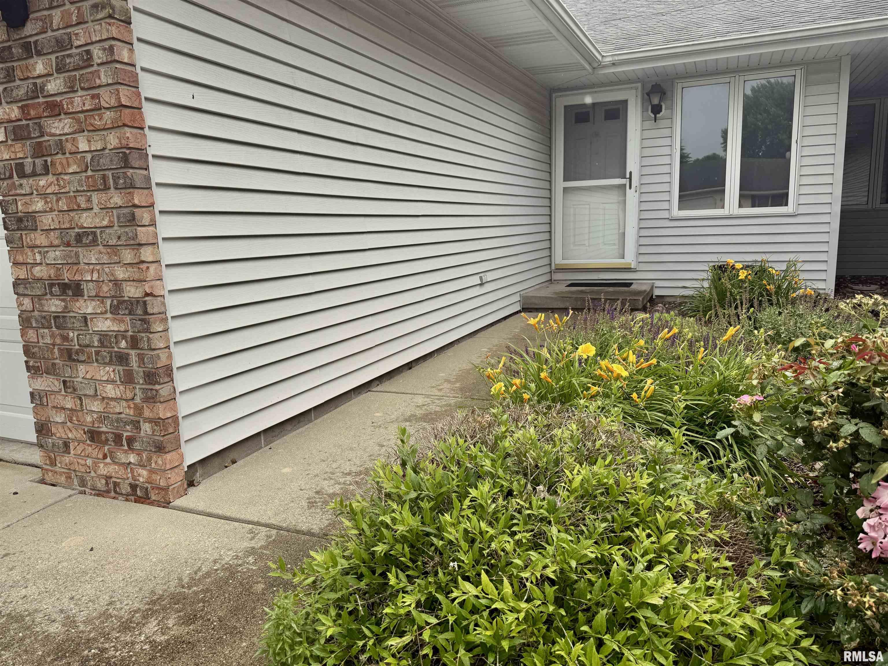 5248 Carlton Drive Springfield, IL 62703 - Photo 2 of 17