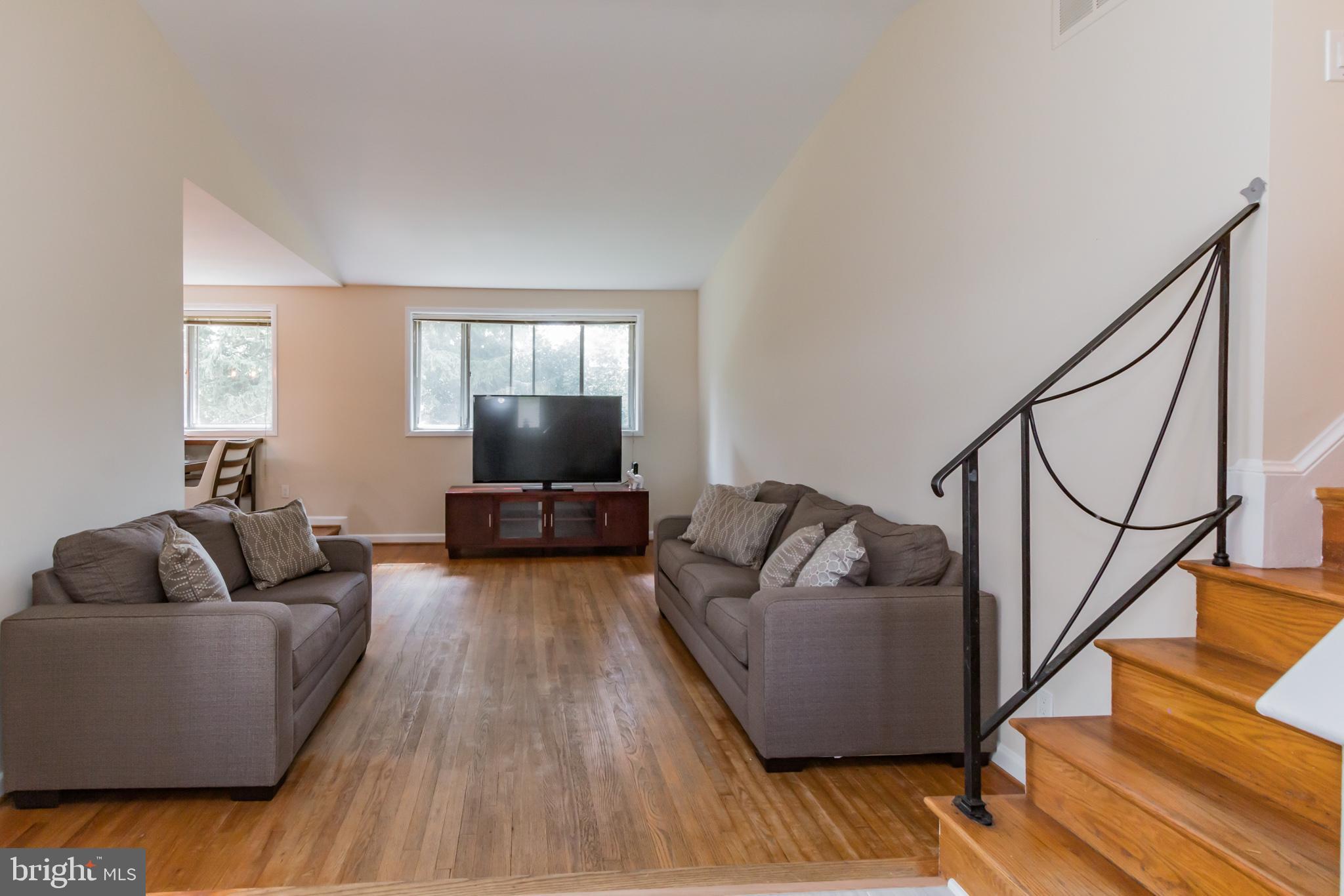 413 Torrington Place Silver Spring, MD 20901 - Photo 3 of 30 Living Room