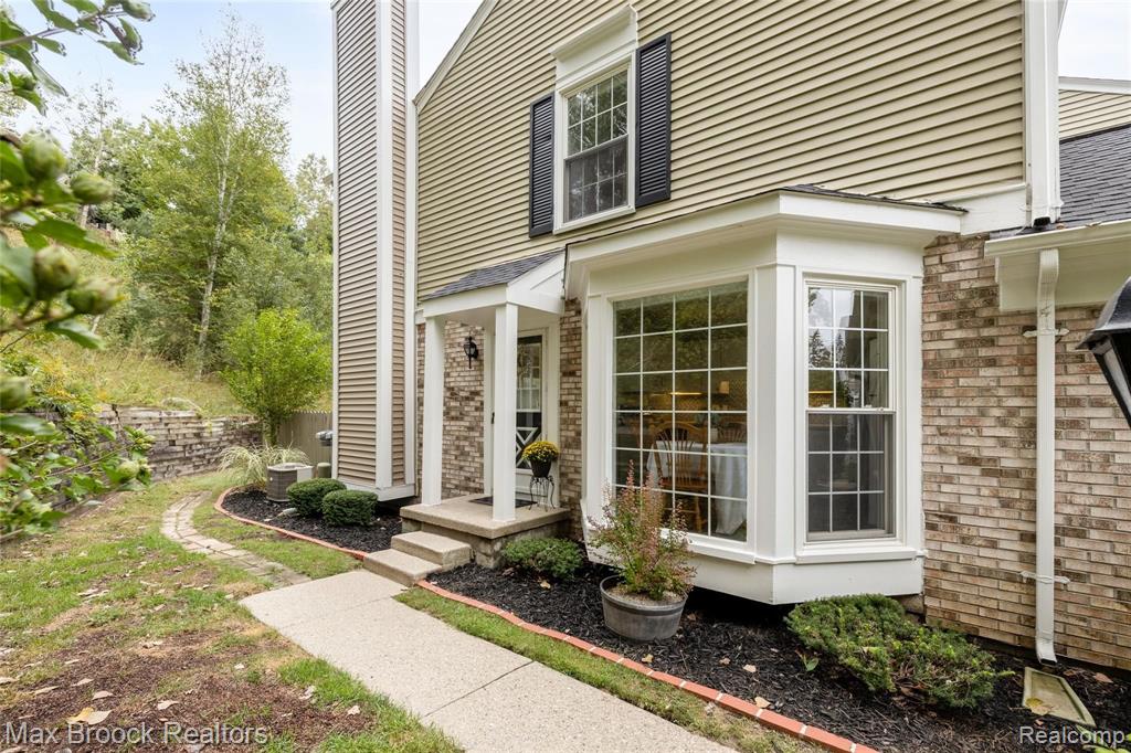 1390 Crescent Lane Rochester Hills, MI 48306 - Photo 2 of 27