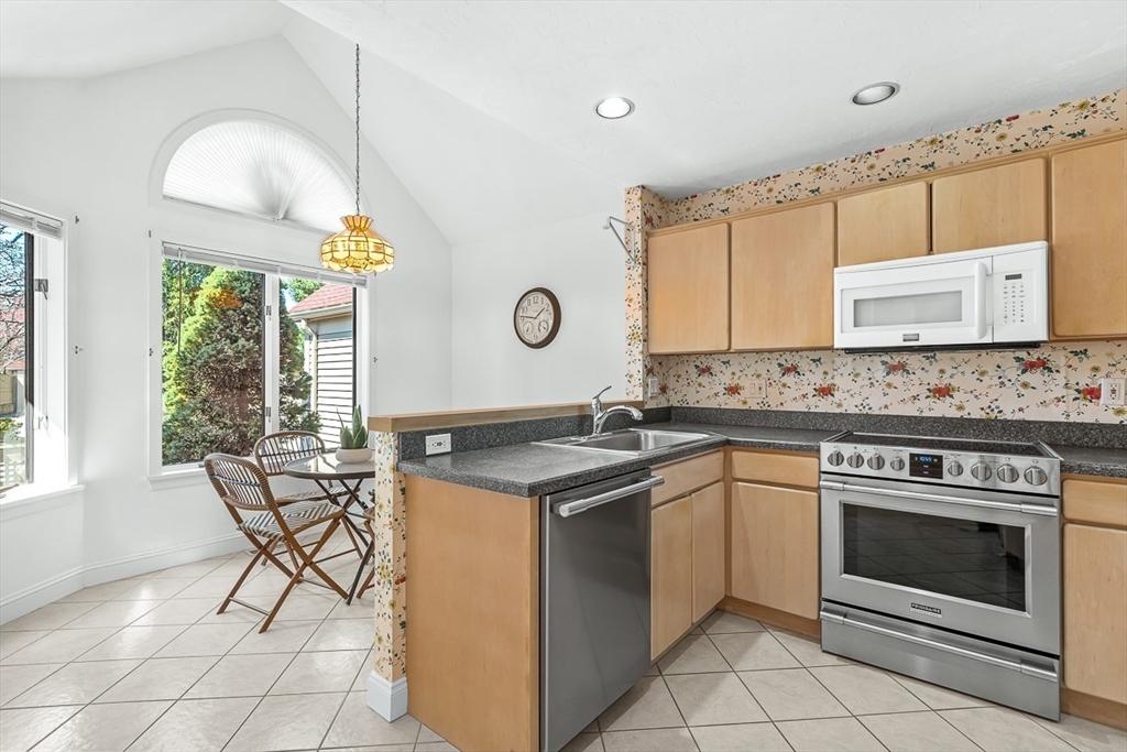 7 Wainwright Road, Unit 107 Winchester, MA 01890 - Photo 8 of 40