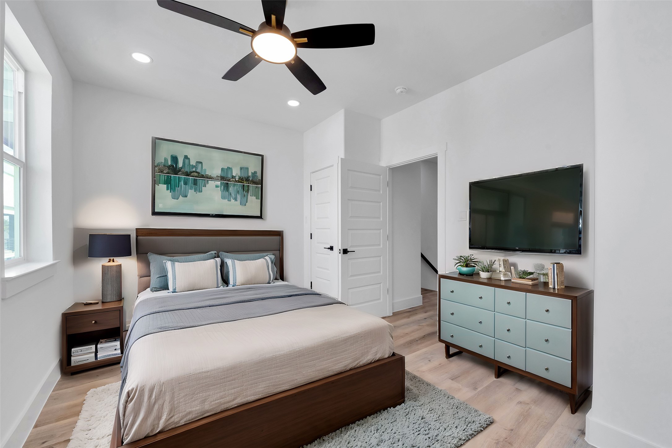 1805 Emir Street, Unit G Houston, TX 77009 - Photo 33 of 43 a bedroom with a bed and a flat screen tv