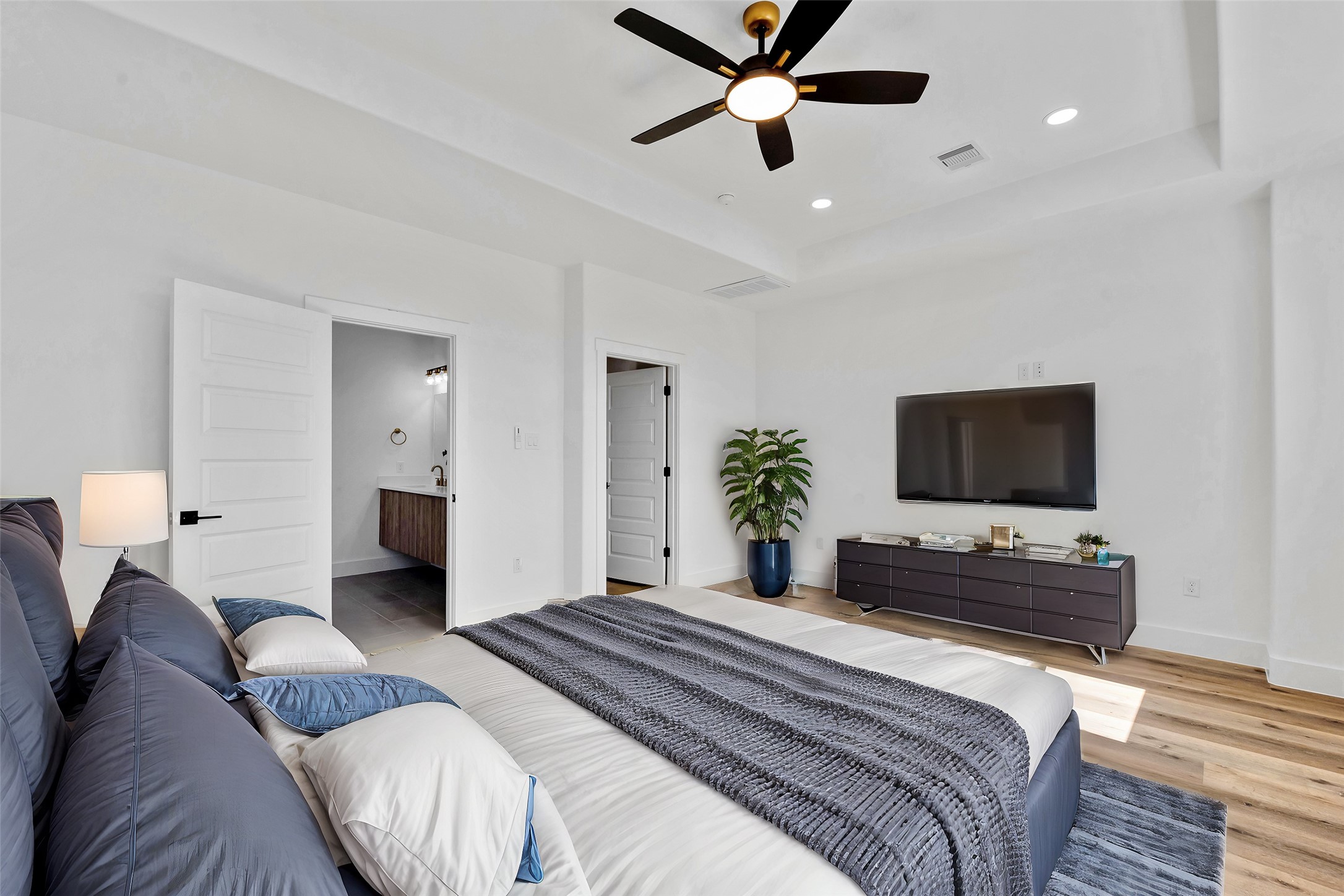 1805 Emir Street, Unit G Houston, TX 77009 - Photo 3 of 43 a bedroom with a bed and a flat screen tv