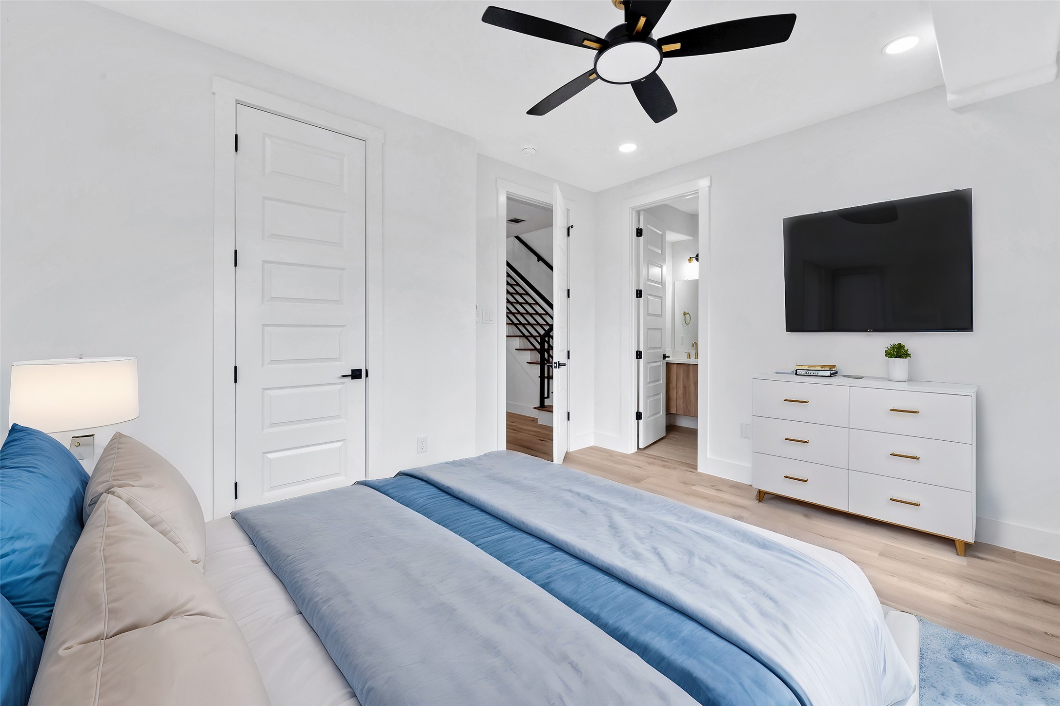 1805 Emir Street, Unit G Houston, TX 77009 - Photo 8 of 43 a bedroom with a bed and a flat screen tv