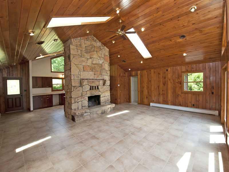 168 Cornetti Road Cabot, PA 16023 - Photo 7 of 18 Great Room.