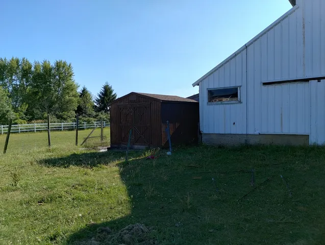 a view of a back yard