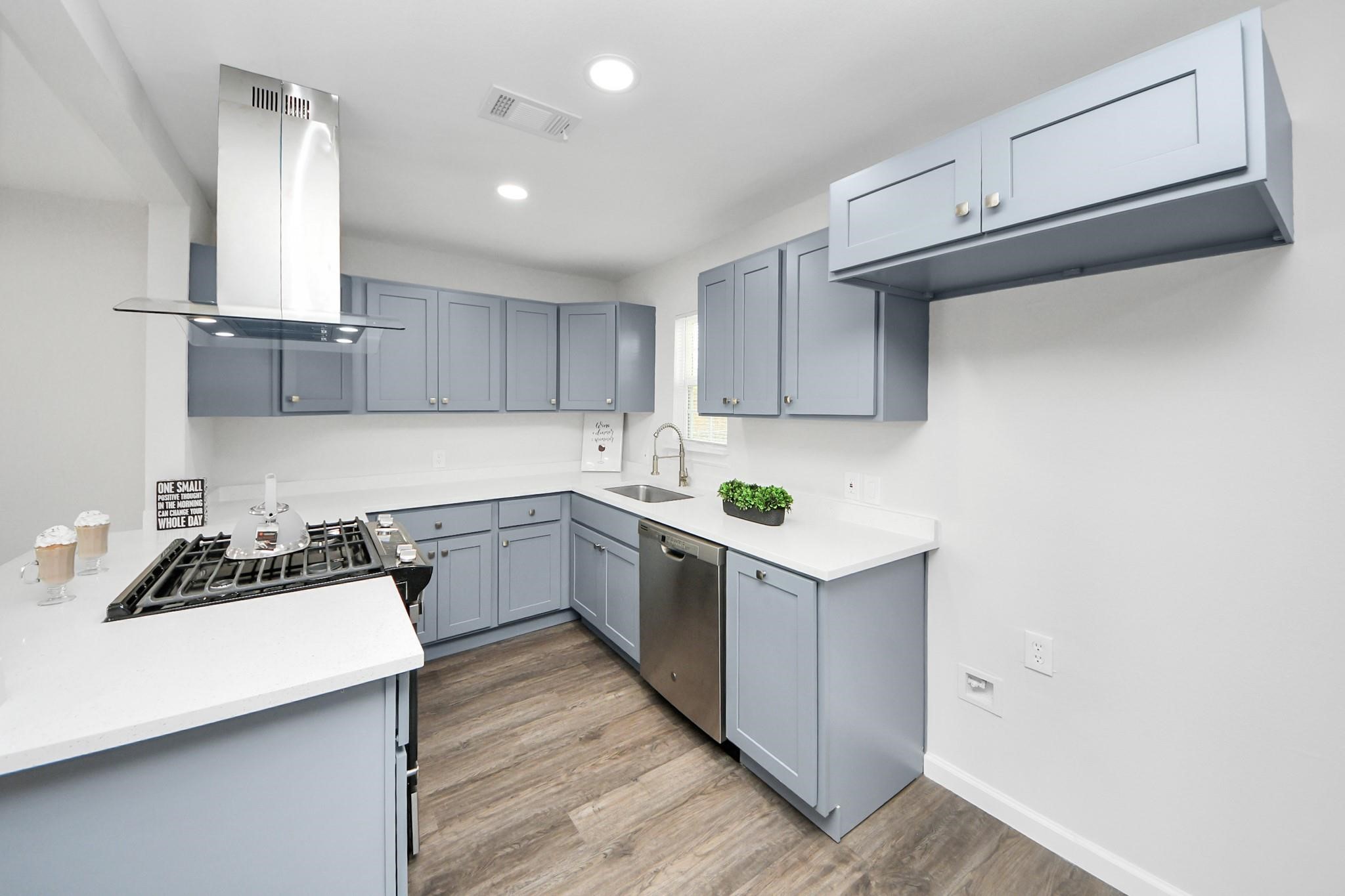 6511 Mohawk Street Houston, TX 77016 - Photo 8 of 32 Kitchen