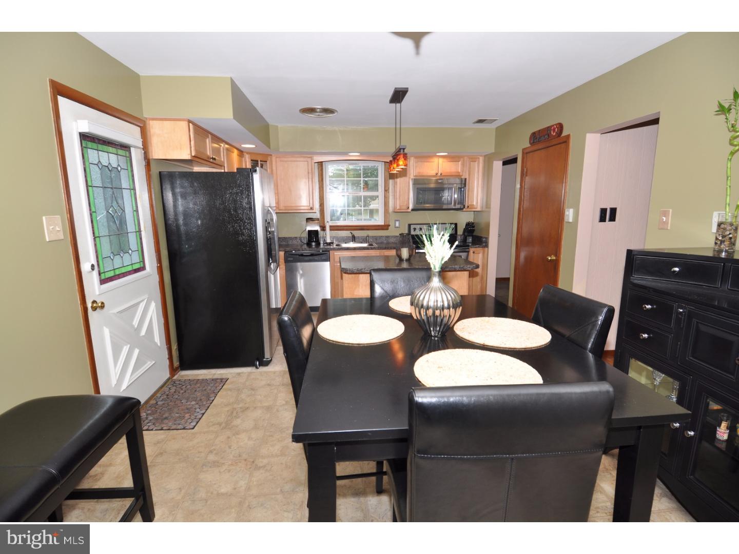 28426 School House Road Columbus, NJ 08022 - Photo 2 of 24 Dining Room