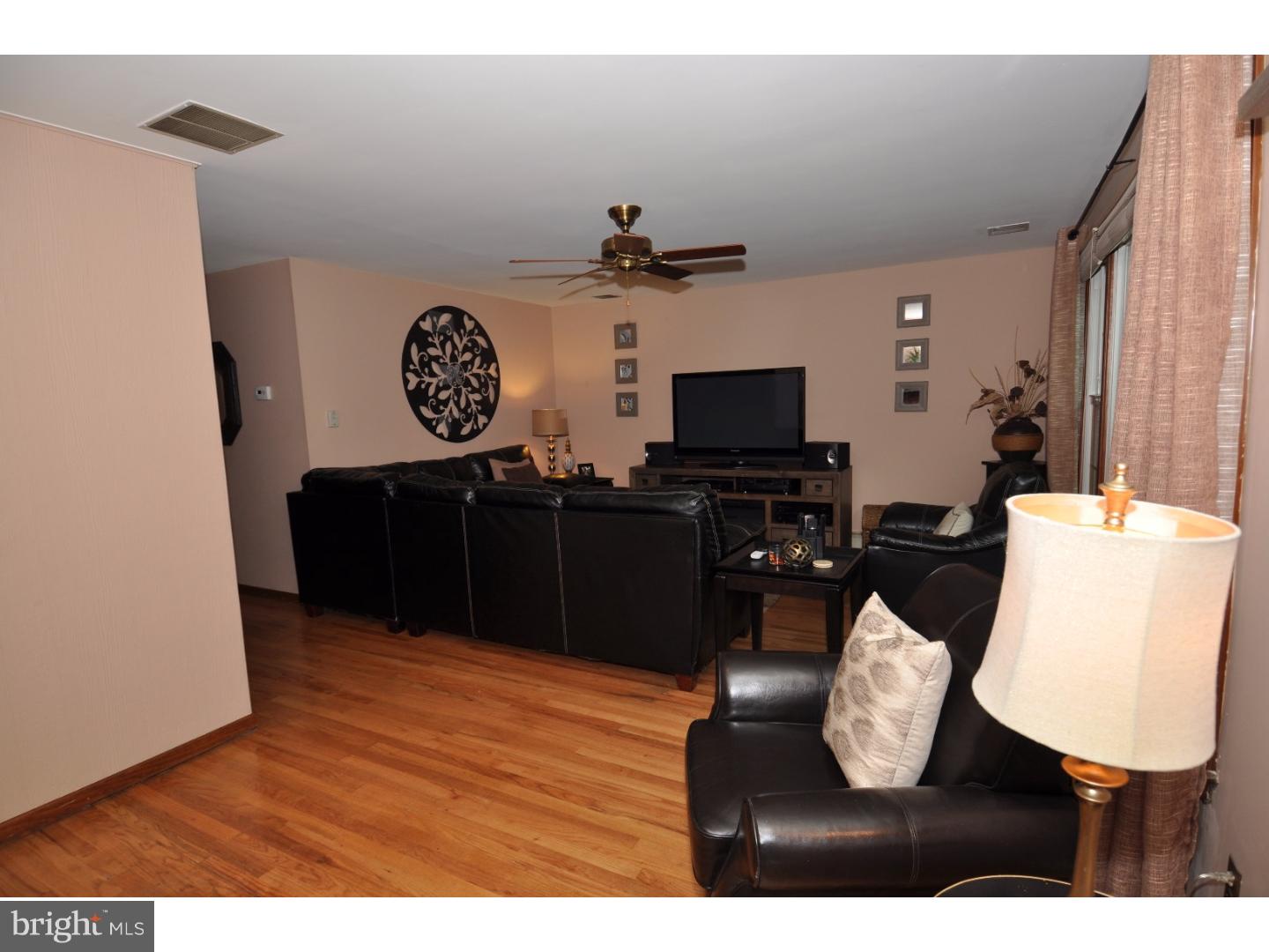 28426 School House Road Columbus, NJ 08022 - Photo 11 of 24 Living Room