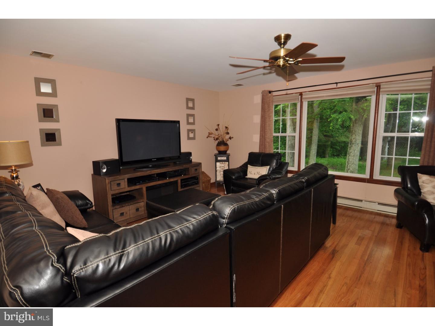28426 School House Road Columbus, NJ 08022 - Photo 13 of 24 Living Room