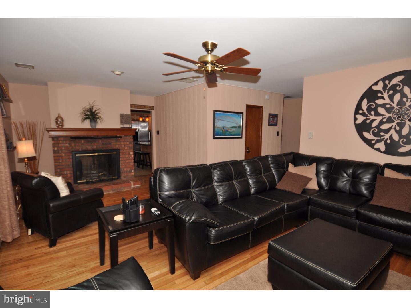 28426 School House Road Columbus, NJ 08022 - Photo 4 of 24 Living Room