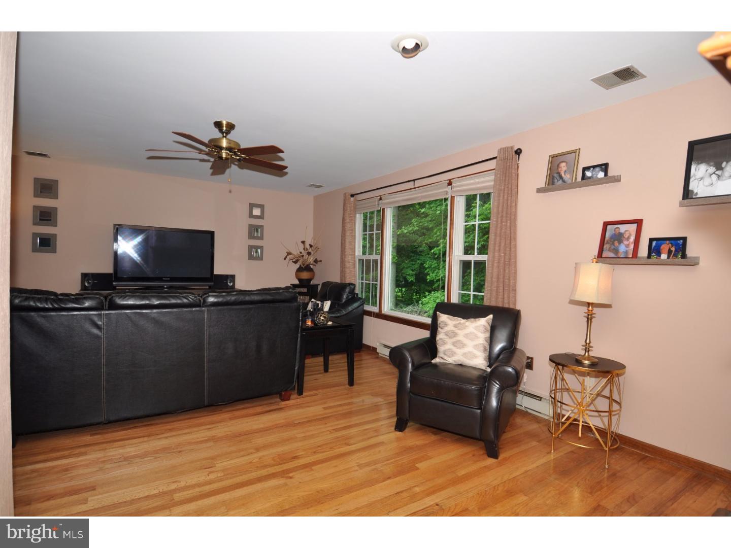 28426 School House Road Columbus, NJ 08022 - Photo 9 of 24 Living Room