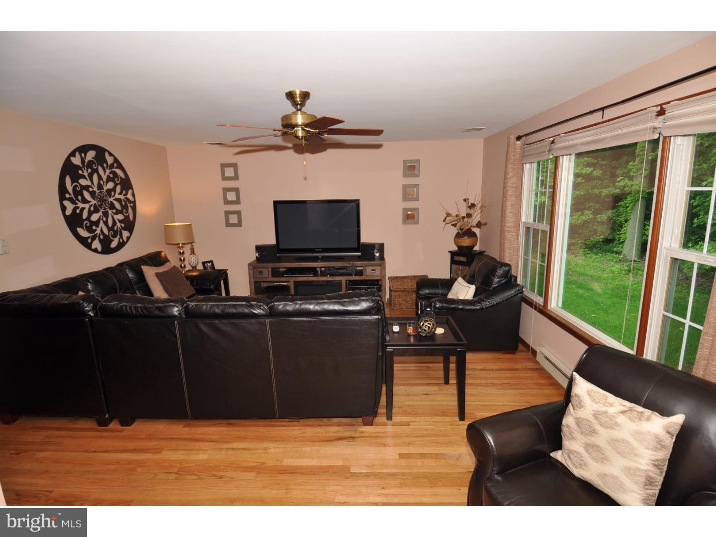 28426 School House Road Columbus, NJ 08022 - Photo 10 of 24 Living Room