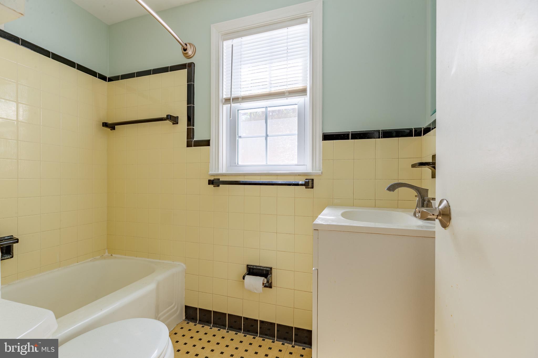 506 River Road Wilmington, DE 19809 - Photo 17 of 48 Second Floor Bath