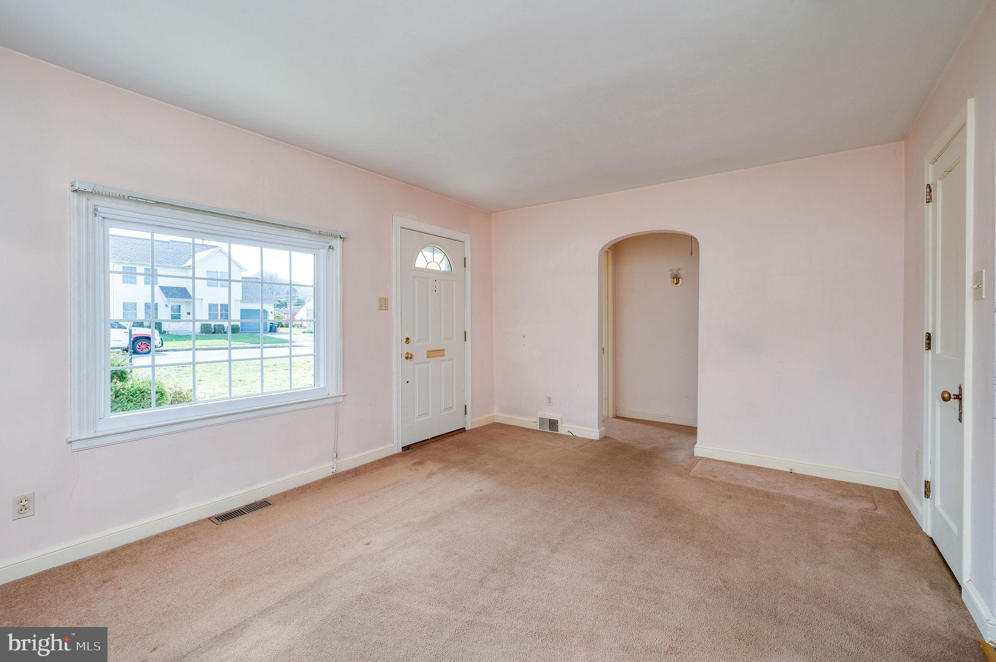 111 Beverly Avenue Reading, PA 19607 - Photo 14 of 36 Living Room