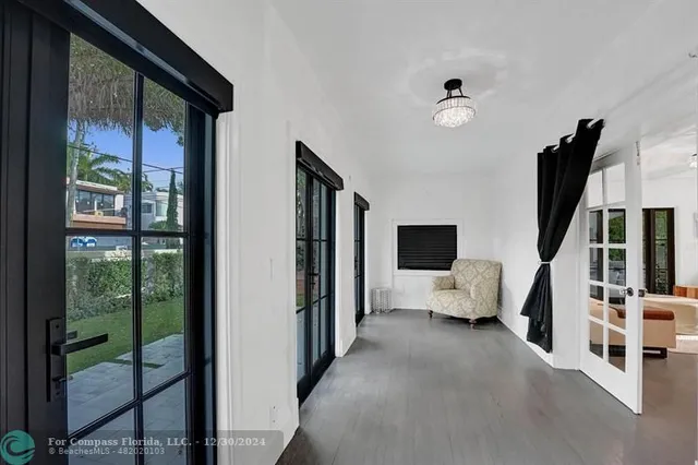 a en suite bathroom with a double vanity sink and mirror