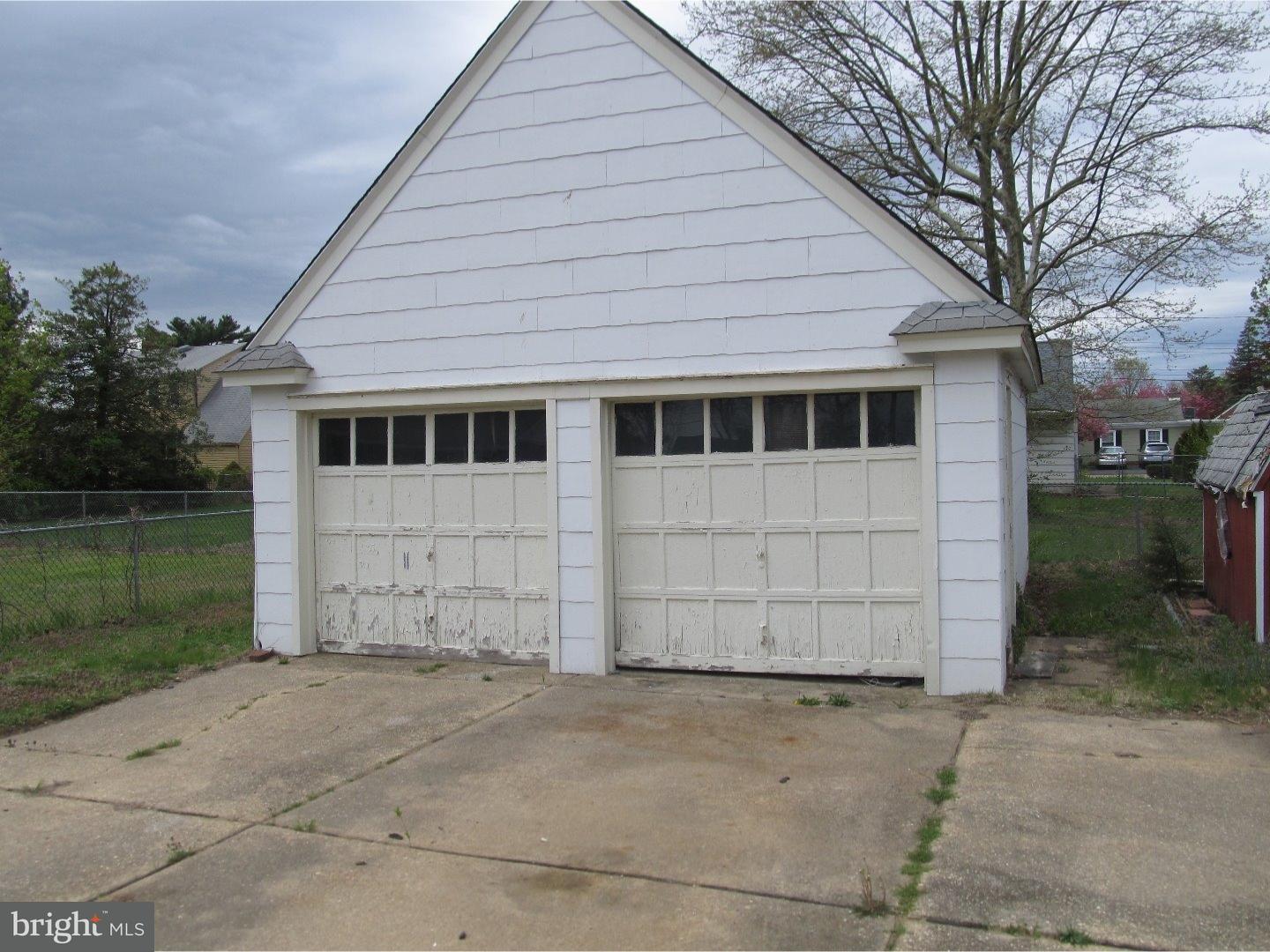 1008 Salem Road Burlington, NJ 08016 - Photo 4 of 24 Garage
