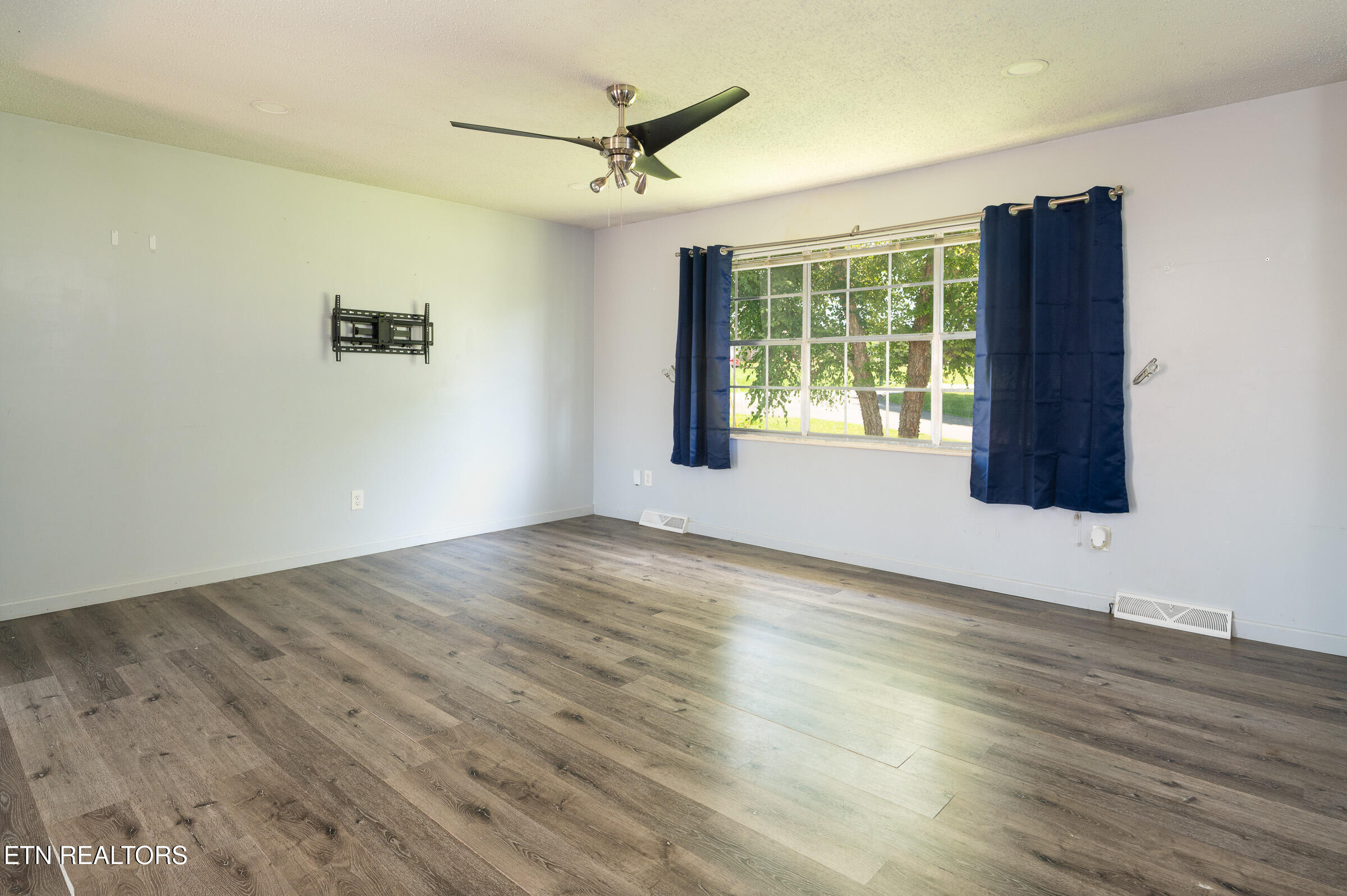 415 Pearl Road Seymour, TN 37865 - Photo 3 of 20 Living Room