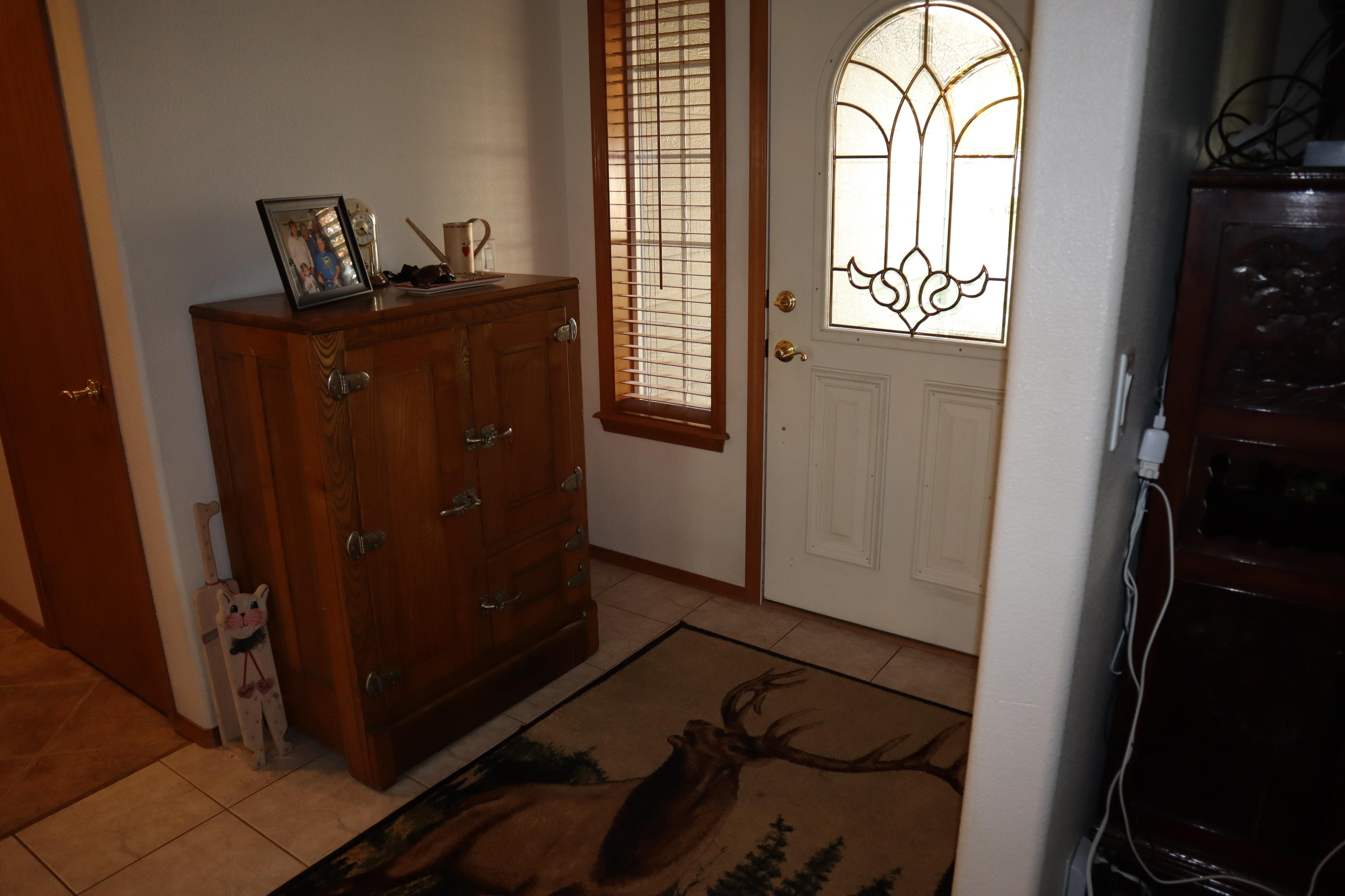 825 Amanda Way Central Point, OR 97502 - Photo 4 of 29 Big Entry with Tiled Flooring