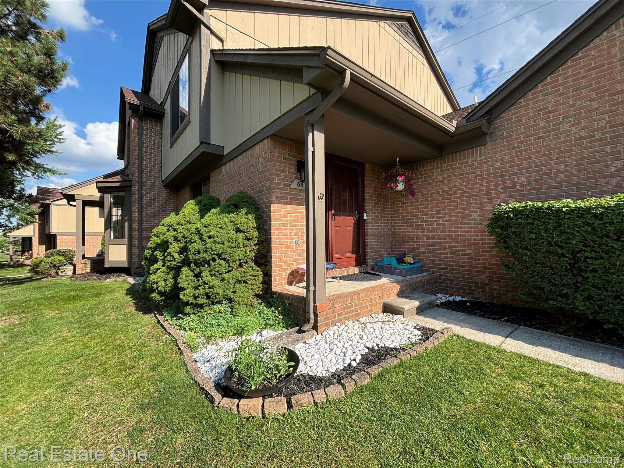 66 Meadow Wood Drive Rochester, MI 48307 - Photo 20 of 20 IMG_0543.jpeg