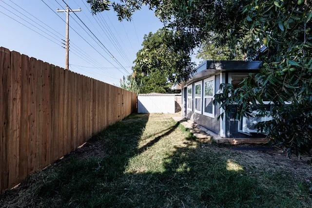 a view of a backyard with plants