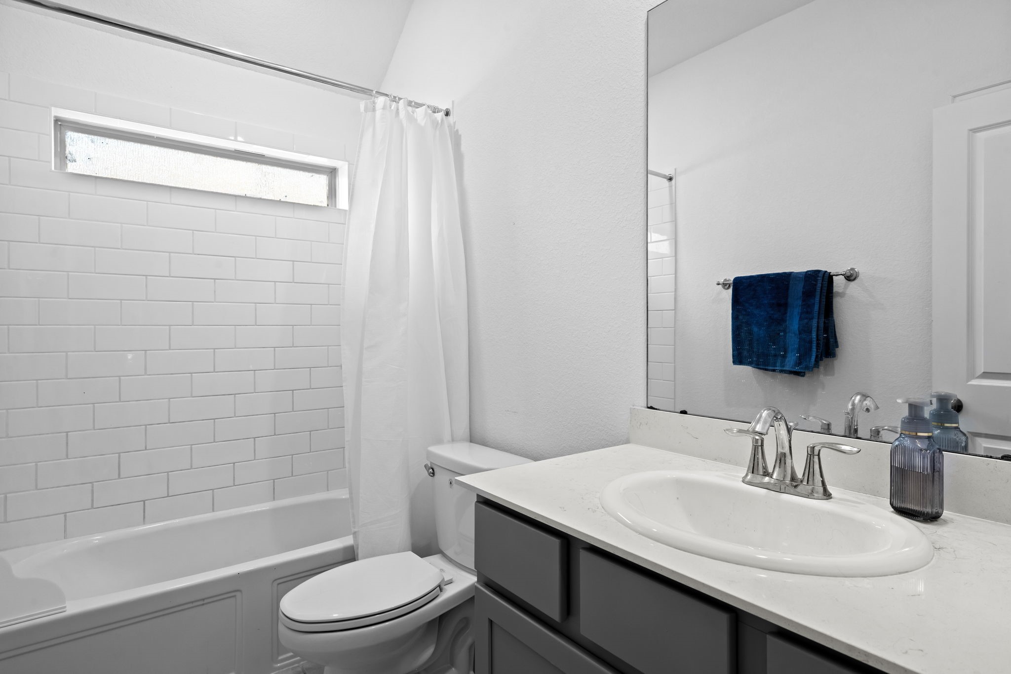 14206 Hawley Village Way Rosharon, TX 77583 - Photo 20 of 30 Secondary Bathroom 1
