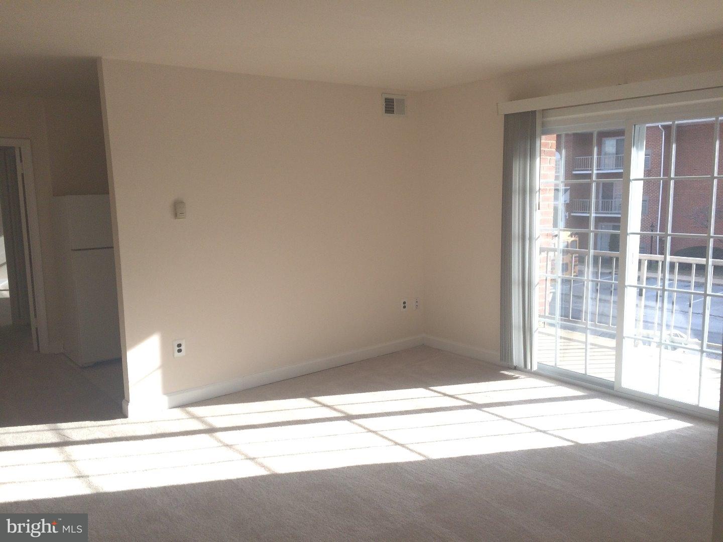 550-apt South Dupont Highway, Unit 8H New Castle, DE 19720 - Photo 6 of 8 Living Room