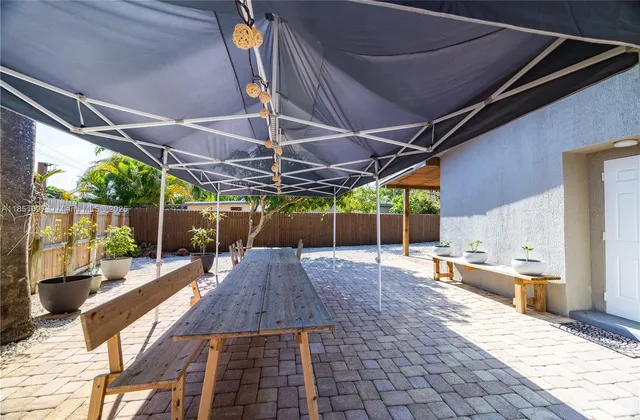 a view of a backyard