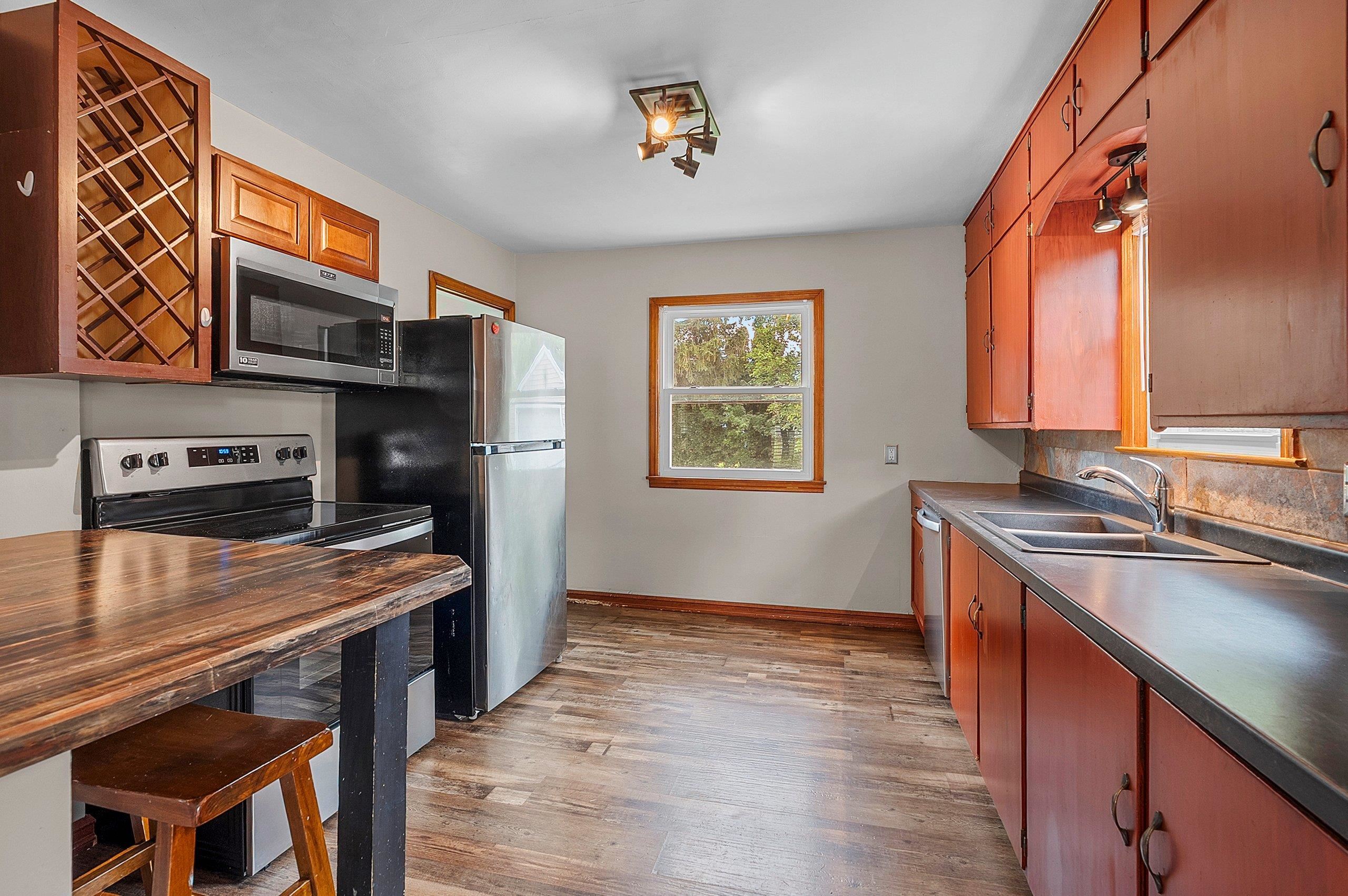 2214 North Division Street Appleton, WI 54911 - Photo 6 of 51