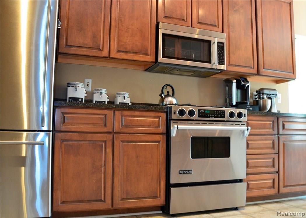 233 Grace Avenue Rochester, MI 48307 - Photo 13 of 31 18 (1).jpg