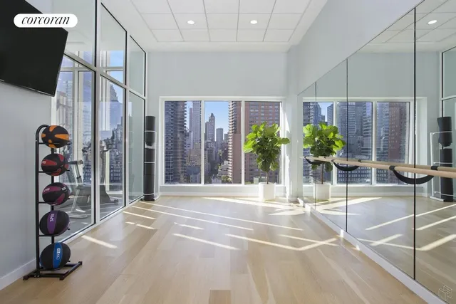 $6,995,000 | 301 East 61st Street, Unit PH | Lenox Hill