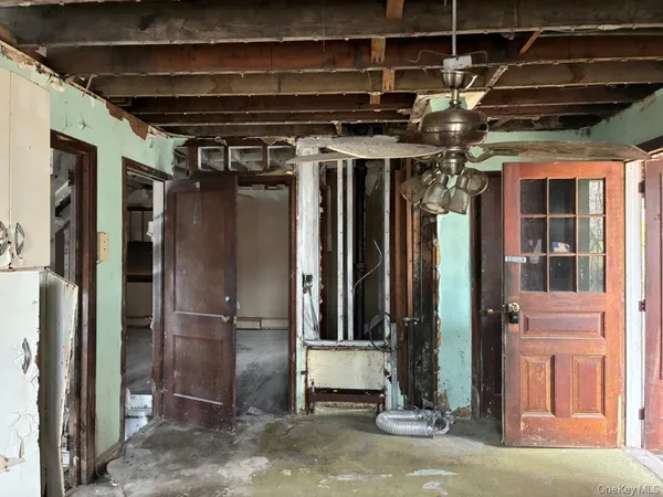 a view of a garage of the house