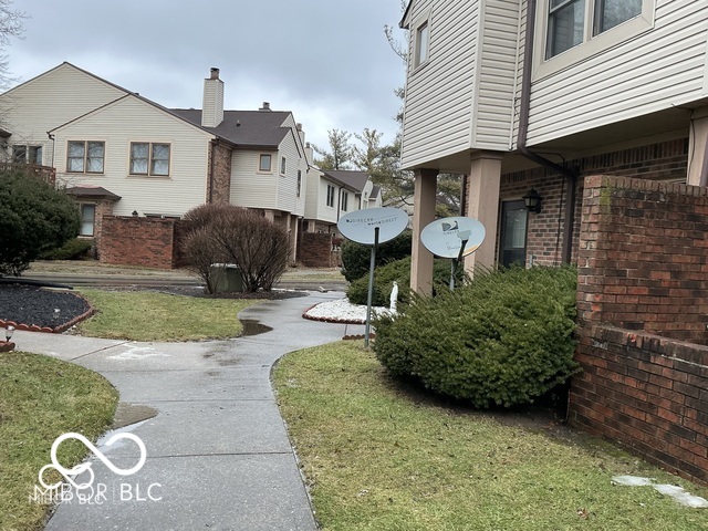 9452 Maple Way Indianapolis, IN 46268 - Photo 2 of 10