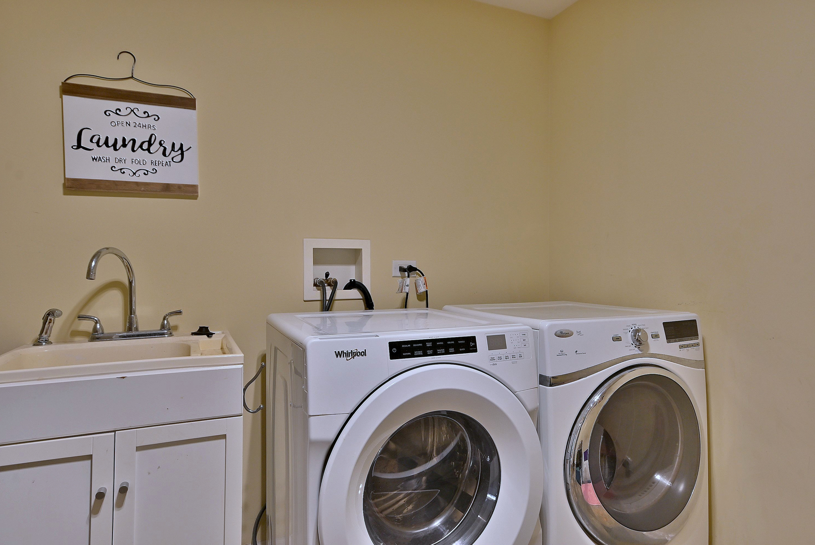 579 Homestead Court Aurora, IL 60506 - Photo 13 of 45 a utility room with dryer and washer