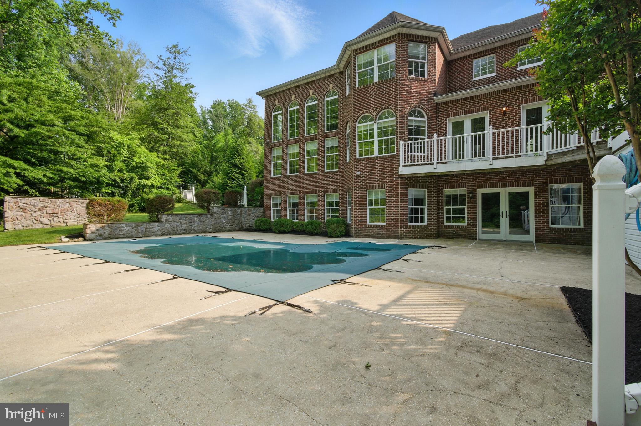 1002 Covington Way Annapolis, MD 21401 - Photo 73 of 78 a front view of a house with yard and green space